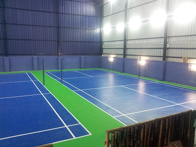 Xây chung mặt sân cầu lông - pickleball cao cấp 9 lớp sơn có 10% Hạt Cao Su ECOPICK trên nền nhựa 